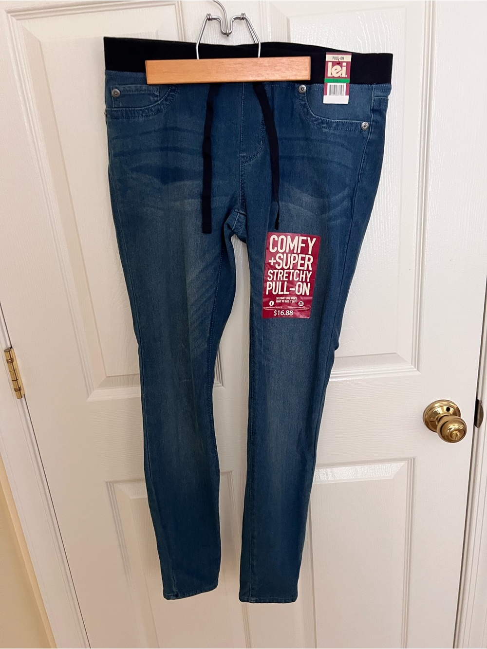 NWT lei Juniors Skinny Super-Stretch Pull-On Jeans in Dark Blue. Size Large.Soft